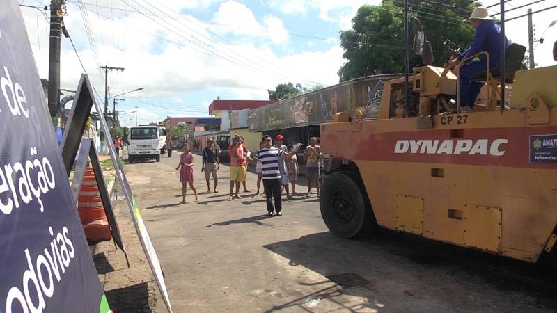 Moradores do Bairro da Francesa protestam em frente a máquinas de recapeamento