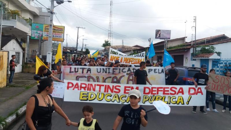Alunos, servidores e professores protestam pelas ruas de Parintins