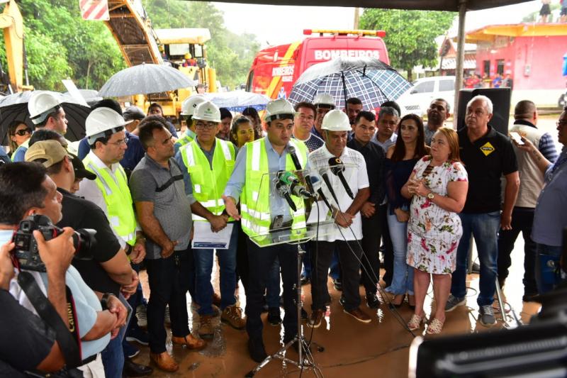 Wilson Lima assina ordem de serviço para recuperar estrada, inspeciona obras e reinaugura terminal turístico fluvial, na RMM