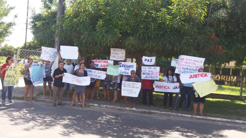 Família de Hugo e de Edney fazem manifestação em frente ao Fórum de Justiça