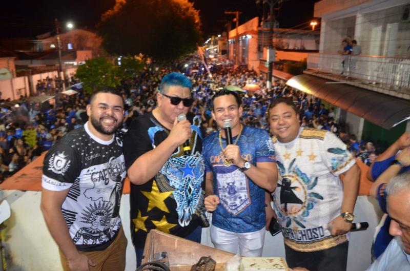 Boi Caprichoso festeja São João e leva multidão às ruas de Parintins