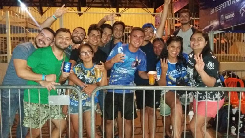 Torcedora azulada capricha para ser a primeira da fila