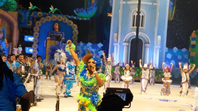 Paula Gomes emociona cantando “Meu Deus é Maria” na apresentação do Caprichoso