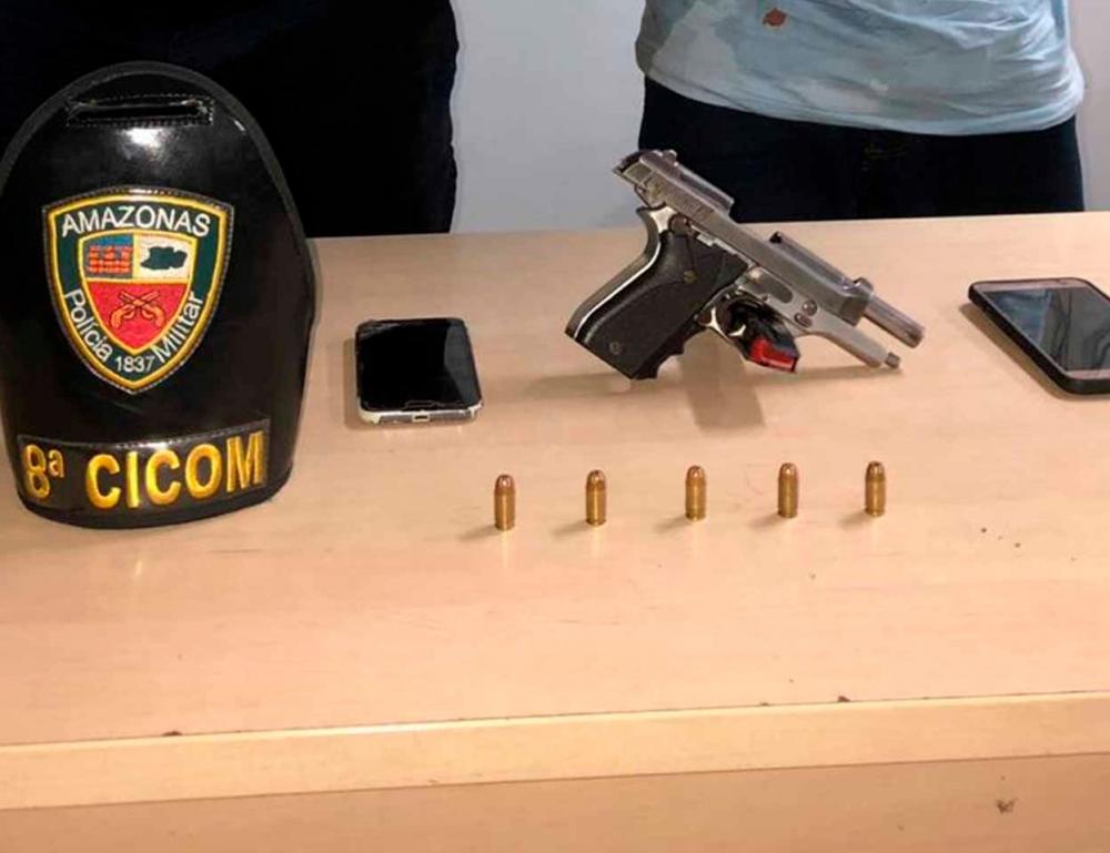 Policiais da 8ª Cicom detêm suspeitos com arma de fogo na Avenida Brasil Policiais da 8ª Cicom detêm suspeitos com arma de fogo na Avenida Brasil