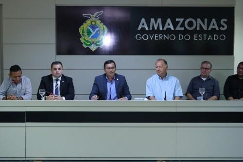 Wilson Lima assina decreto que reduz imposto de medicamentos