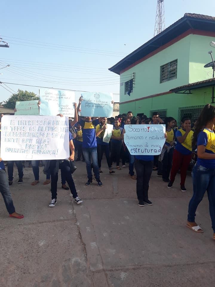 Estudando no calor, alunos de Barreirinha protestam cobrando instalação de ar condicionados na escola