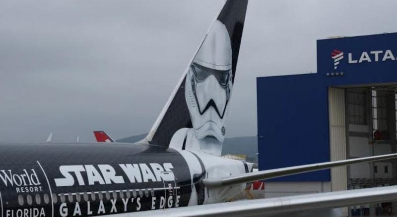 O avião temático de Star Wars do Grupo Latam Airlines pousou na manhã desta terça-feira (8) no Aeroporto de Guarulhos, em São Paulo.