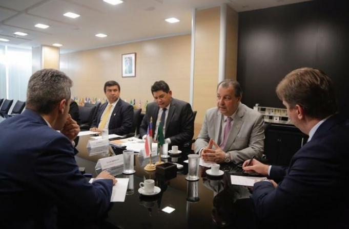 Omar Aziz toma providências sobre a queda do muro de arrimo de Parintins Omar Aziz toma providências sobre a queda do muro de arrimo de Parintins
