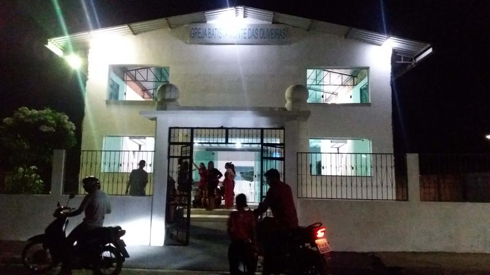 Homem invade igreja e desfere 3 facadas em uma mulher Homem invade igreja e desfere 3 facadas em uma mulher