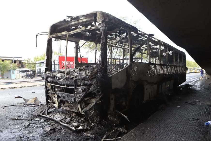 Ônibus pega fogo em pleno Terminal 4 e fica totalmente destruído Ônibus pega fogo em pleno Terminal 4 e fica totalmente destruído