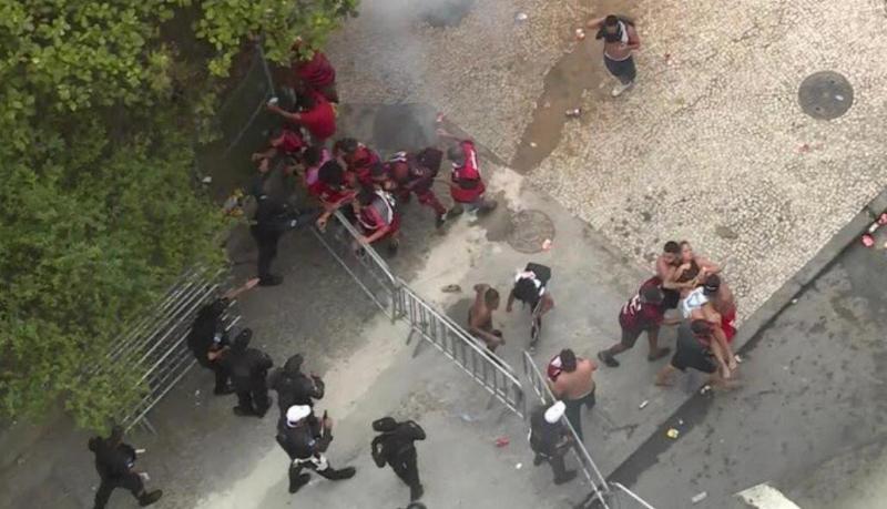 Desfile do Flamengo para comemorar o título da Libertadores termina em confusão no Centro do Rio