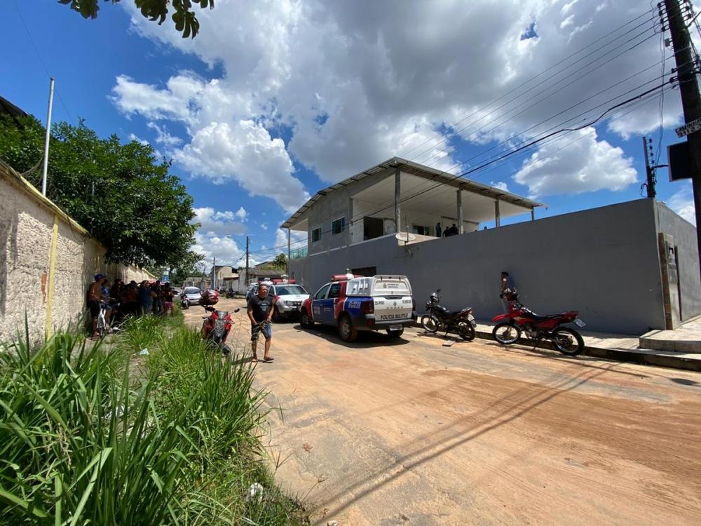 Mulher é encontrada morta seminua dentro de casa em Manaus; suspeito levou imagens de segurança, diz a polícia