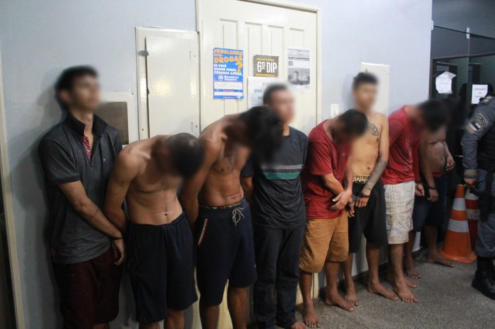 Seis são presos e dois adolescentes são apreendidos após tiroteio em Manaus; um homem morreu durante confronto, diz PM