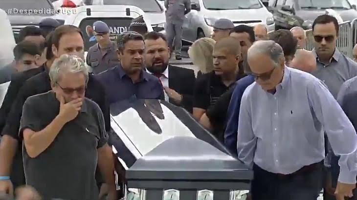 Corpo de Gugu Liberato é velado pela família do apresentador na Assembleia Legislativa de SP