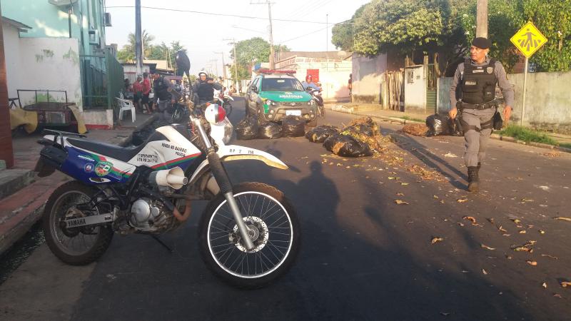 Em Parintins, homem interdita rua com sacos de lixo e prejudica o trânsito no local
