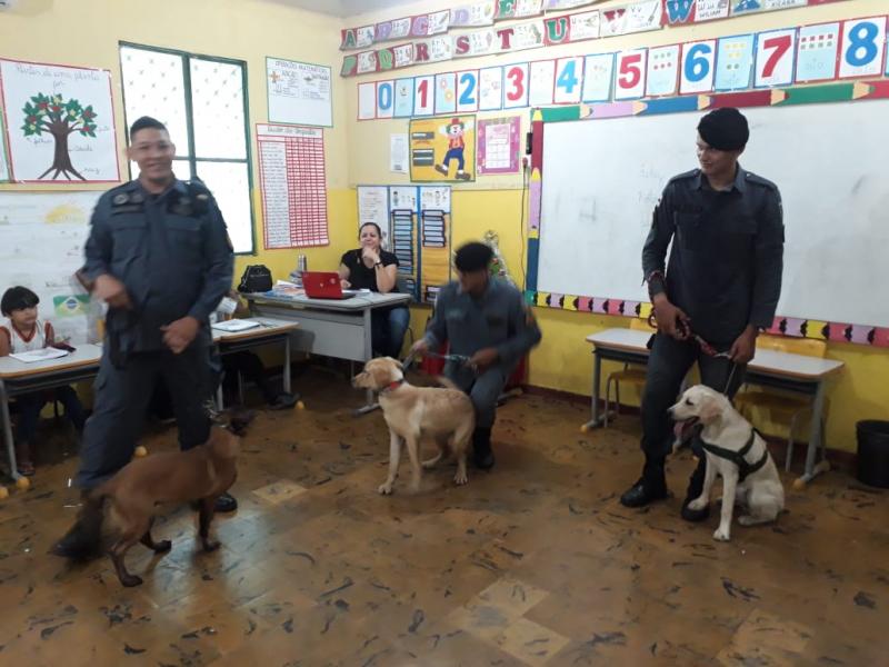 Policiais militares do projeto Canil Setorial visitam Escola Municipal Guajarina Prestes, em Parintins 