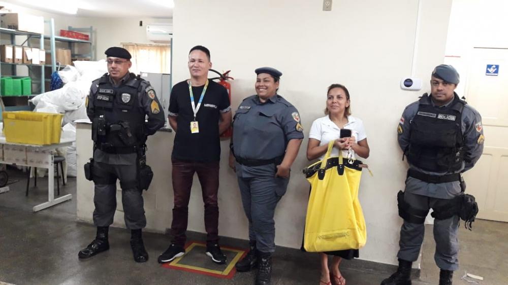 Policiais militares garantem segurança no segundo dia de realização do Enem no presídio de Parintins 