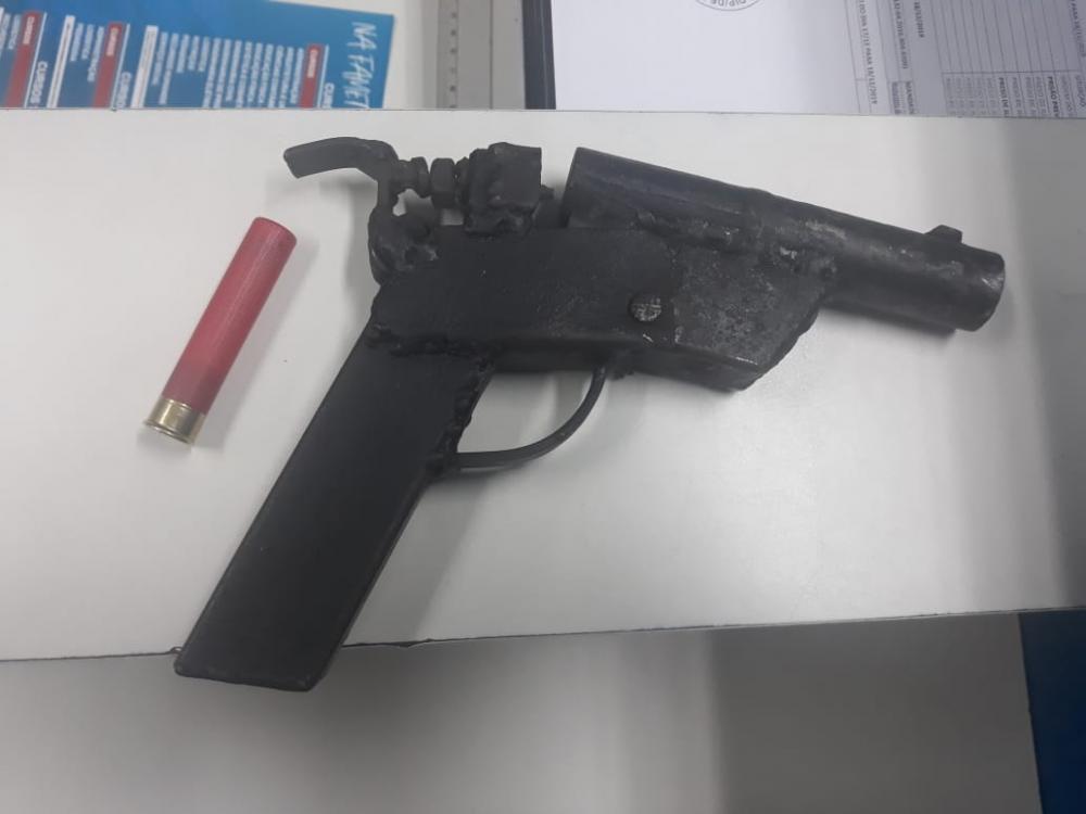 Policiais militares apreendem arma de fogo caseira usada em assalto, em Parintins 