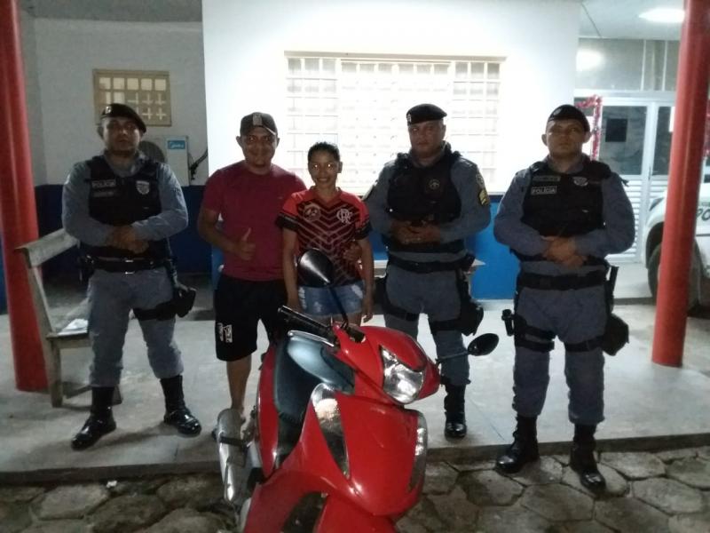 Mulher tem a moto roubada em Parintins; PM recupera  o veículo