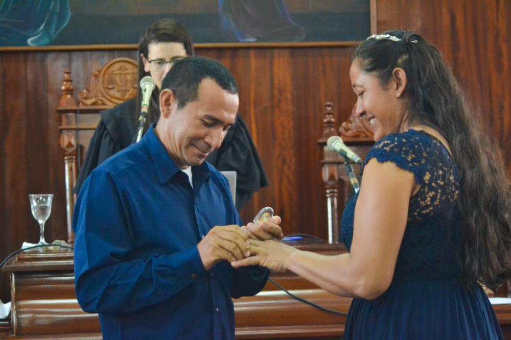Cerca de 33 casais oficializaram a união no casamento coletivo civil promovido pela Prefeitura 