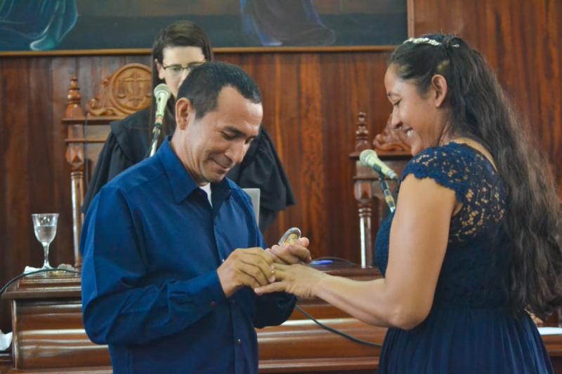 Cerca de 33 casais oficializaram a união no casamento coletivo civil promovido pela Prefeitura 