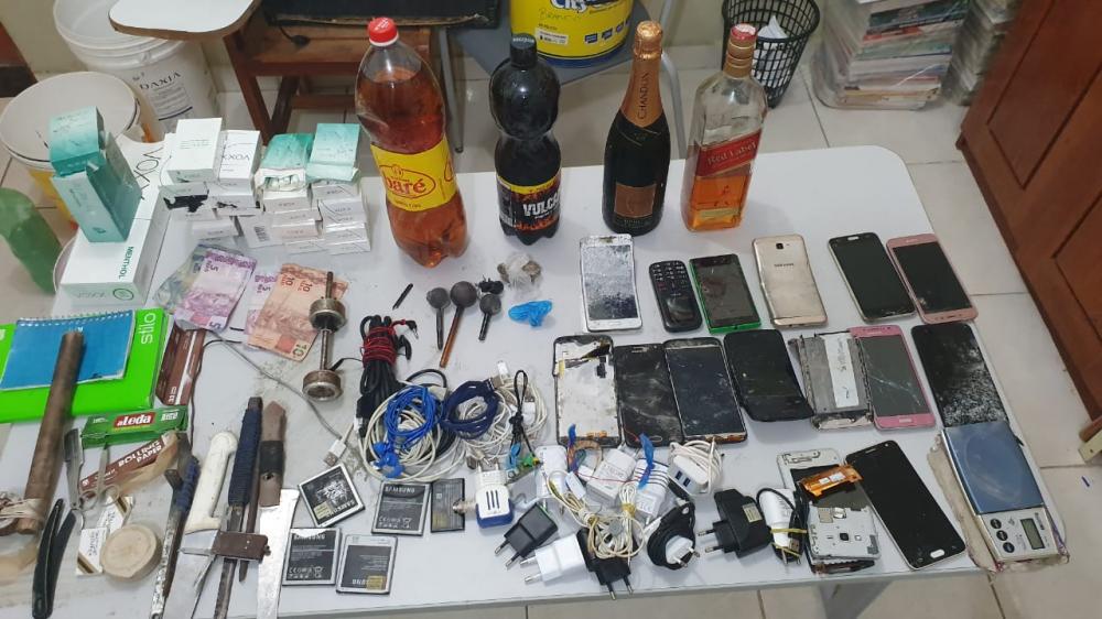 Celulares, drogas, bebidas alcoólicas, armas brancas e balança de precisão são apreendidos pela PM no presídio de Parintins