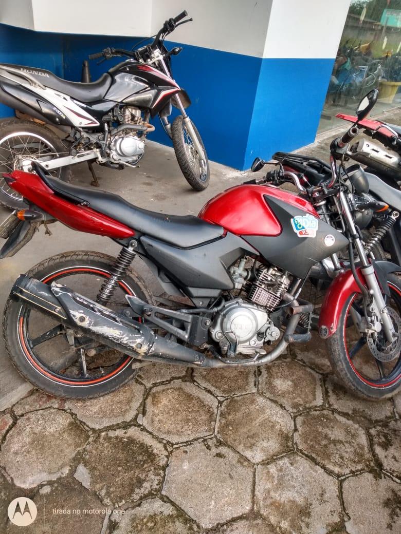 Policiais militares recuperam moto na orla do Bairro União, em Parintins