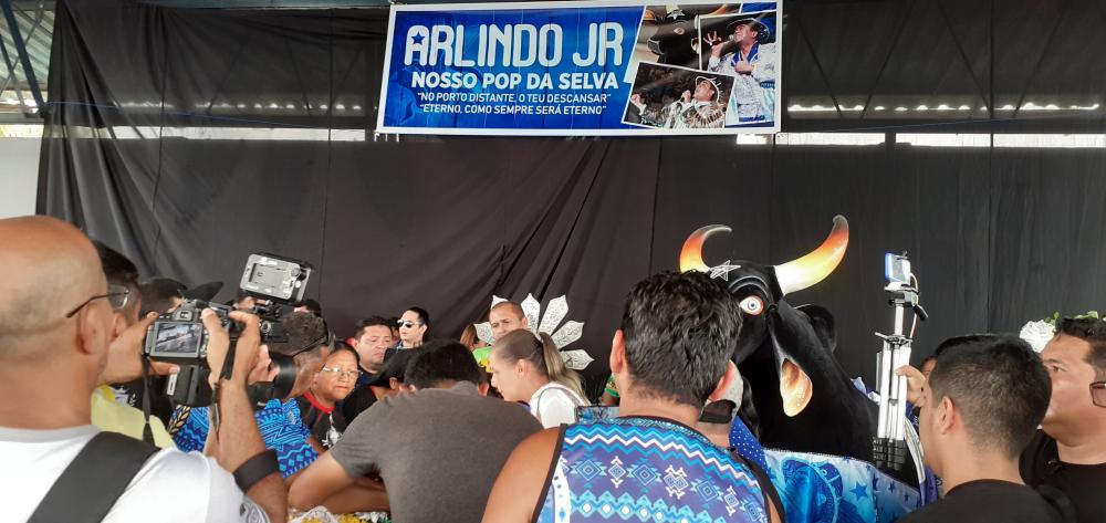 Corpo de Arlindo Júnior chega ao Curral Zeca Xibelão, ao som de 'Meu amor é Caprichoso'