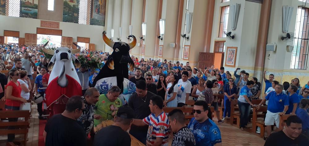 Parintinenses se despedem de Arlindo Júnior na Catedral de Nossa Senhora do Carmo 