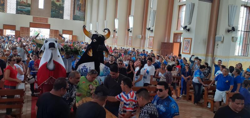 Parintinenses se despedem de Arlindo Júnior na Catedral de Nossa Senhora do Carmo 