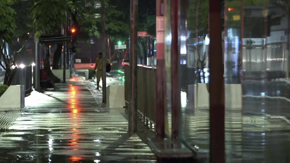 Morador de rua tenta se abrigar da chuva e morre eletrocutado em SP