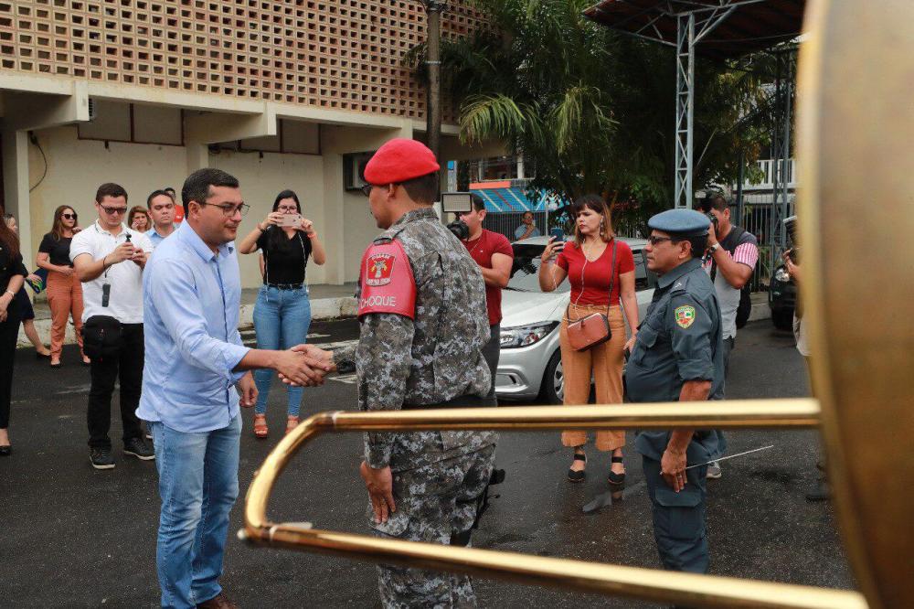 Wilson Lima anuncia auxílio-fardamento para policiais militares e bombeiros do Amazonas