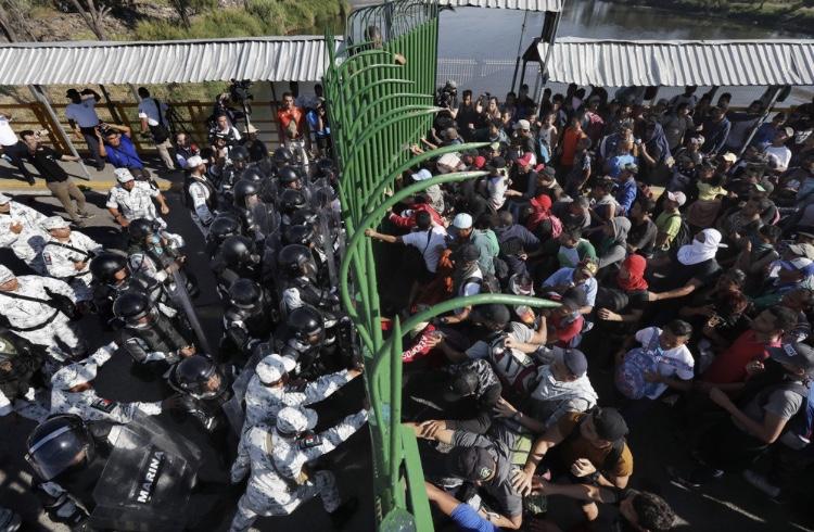 Caravana de migrantes avança rumo aos EUA; México tenta conter grupo