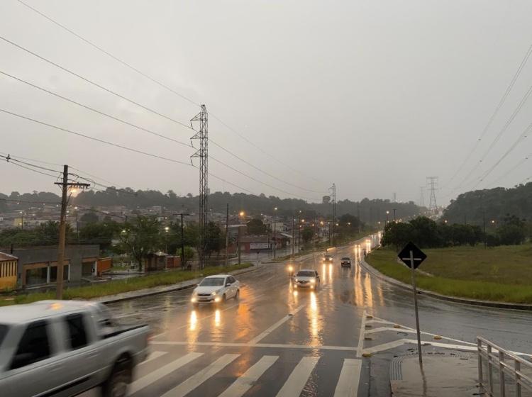 Manaus sofre com forte chuva e Defesa Civil recebe 11 ocorrências nesta terça-feira (21)