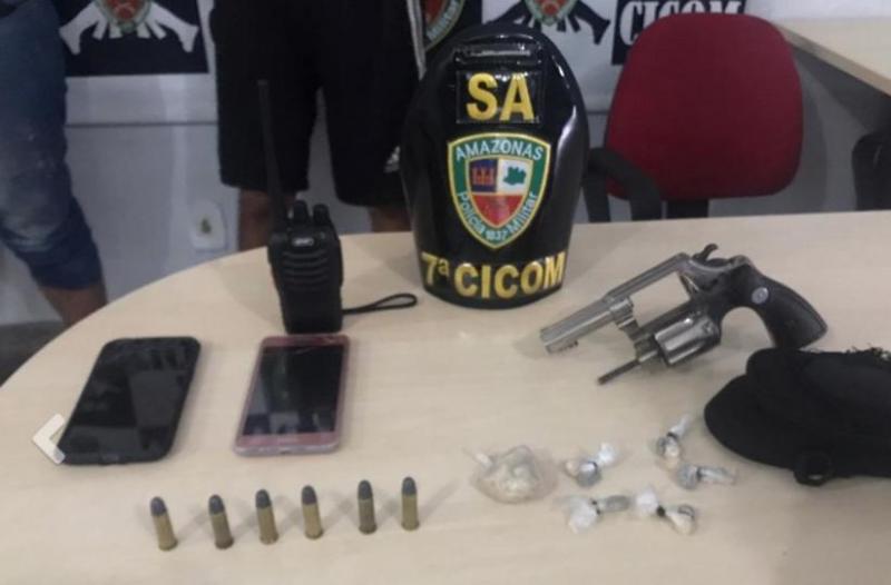 Dois homens são presos em mata com armas e drogas em Manaus