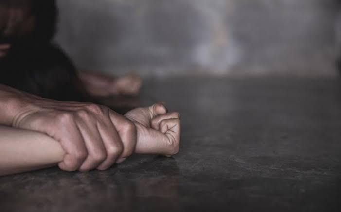 Mulher denuncia marido ao descobrir que filha era estuprada, em Manaus