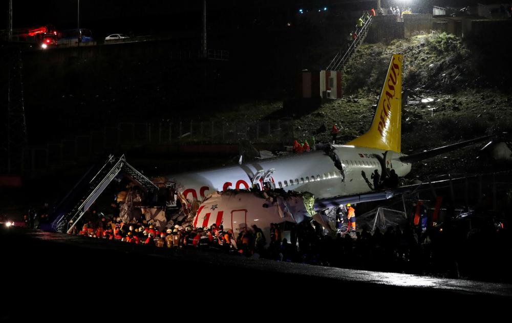 Avião sai da pista e fuselagem se parte em aeroporto na Turquia