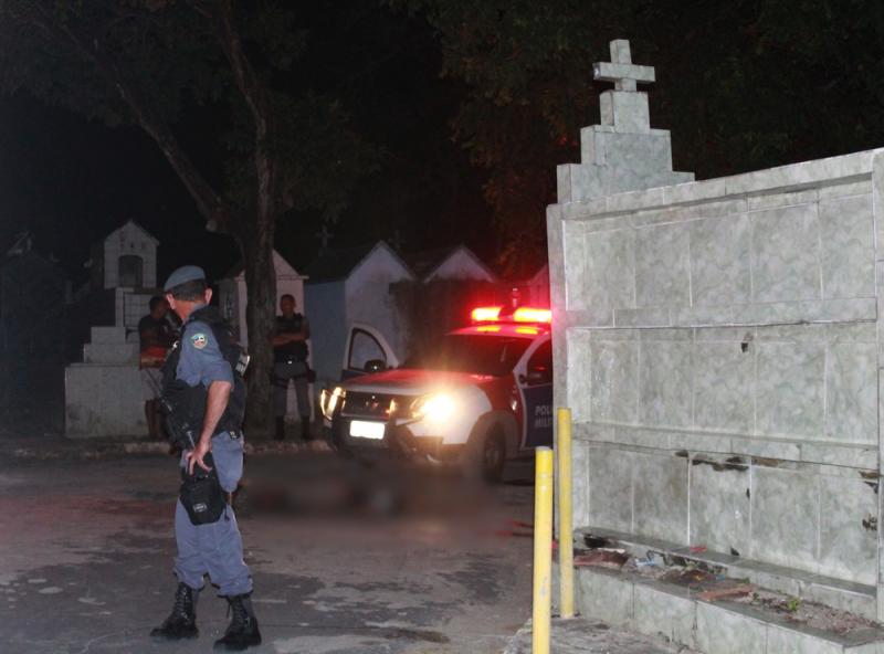 Homem com mãos e pés amarrados é encontrado morto dentro de cemitério em Manaus