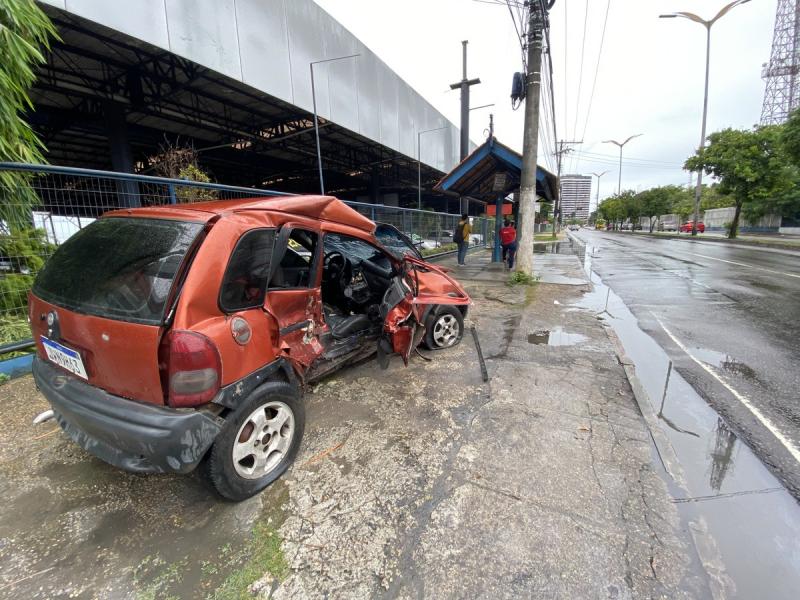 Colisão entre carro e viatura da polícia deixa um morto em avenida de Manaus