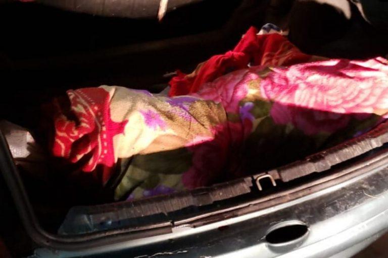 PM aborda ocupantes de carro e acham corpo decapitado no porta-malas, em Manaus