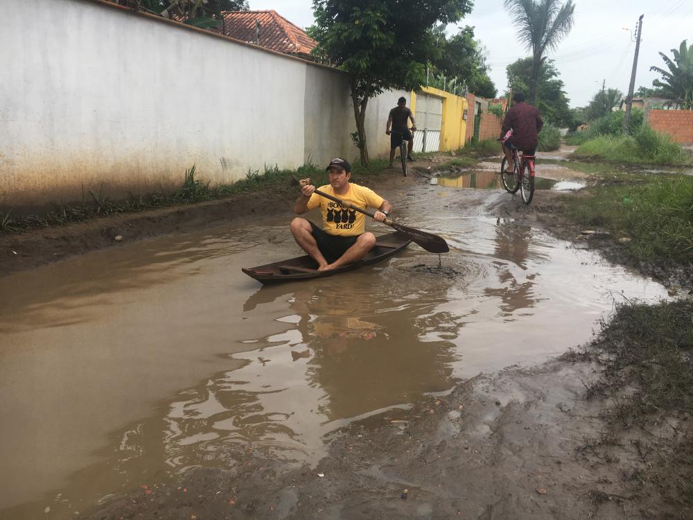 Com canoa e barricada, moradores do Jacareacanga interditam rua pedindo melhorias para o bairro