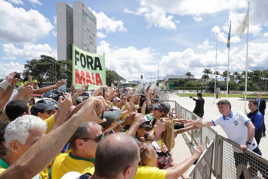 Orientado a ficar em isolamento, Bolsonaro cumprimenta apoiadores em Brasília
