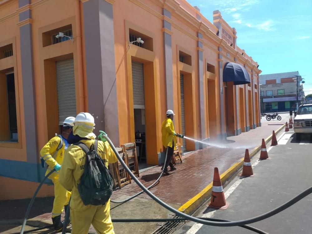 Prefeitura de Parintins higieniza espaços públicos contra o coronavírus