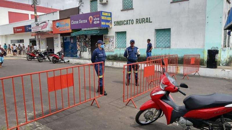 PM, EMTT e FVS realizam reordenamento das filas em agências bancárias de Parintins