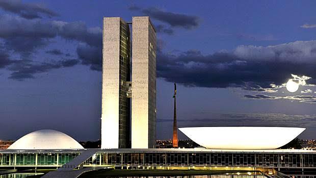 Justiça Federal bloqueia dinheiro dos fundos partidário e eleitoral e manda usar contra coronavírus