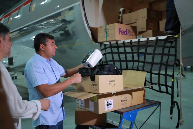 Wilson Lima recebe novo carregamento de respiradores, comprados pelo Estado