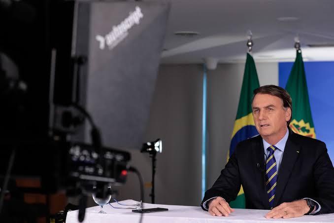 Bolsonaro pede volta ao trabalho e diz que isolamento é responsabilidade dos governadores