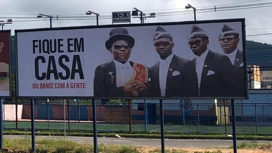 Outdoor usa meme do caixão para pedir que pessoas fiquem em casa em MG