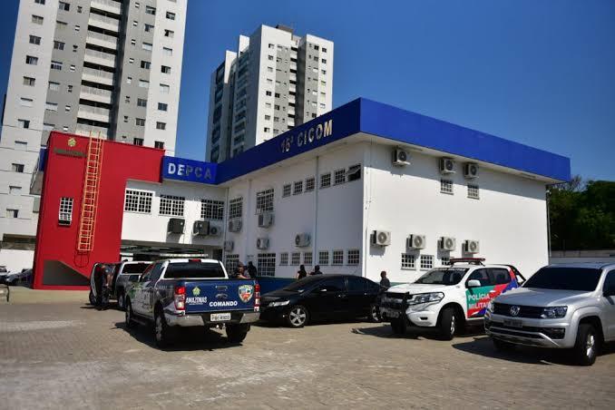 Criança para viatura da PM para denunciar o próprio estupro