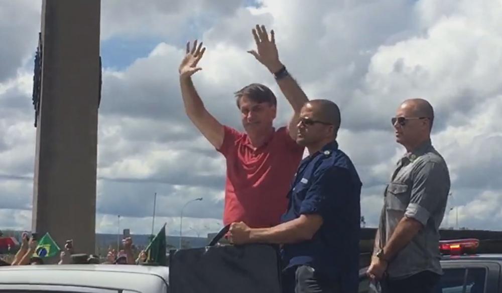 Bolsonaro discursa em protesto a favor de intervenção militar